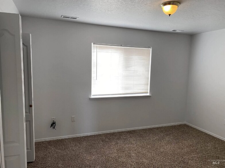 Building Photo - 116-118 NE Lotus Ct