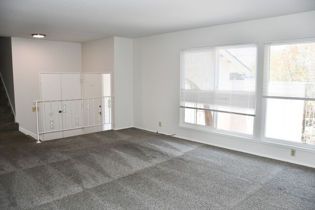 Building Photo - 522 E Collins Ave