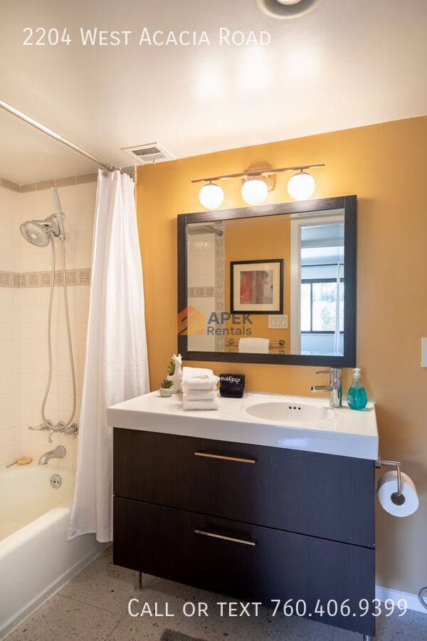 Building Photo - 2204 W Acacia Rd