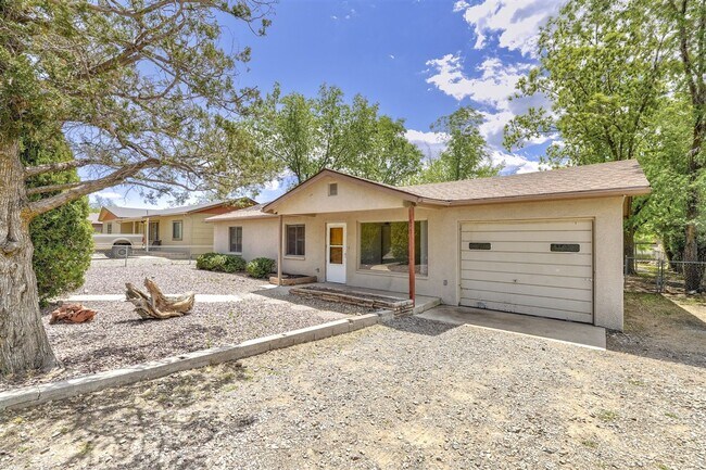Building Photo - 3 bedroom,1.5 bath with 1 car garage close to schools, hospital and shopping!