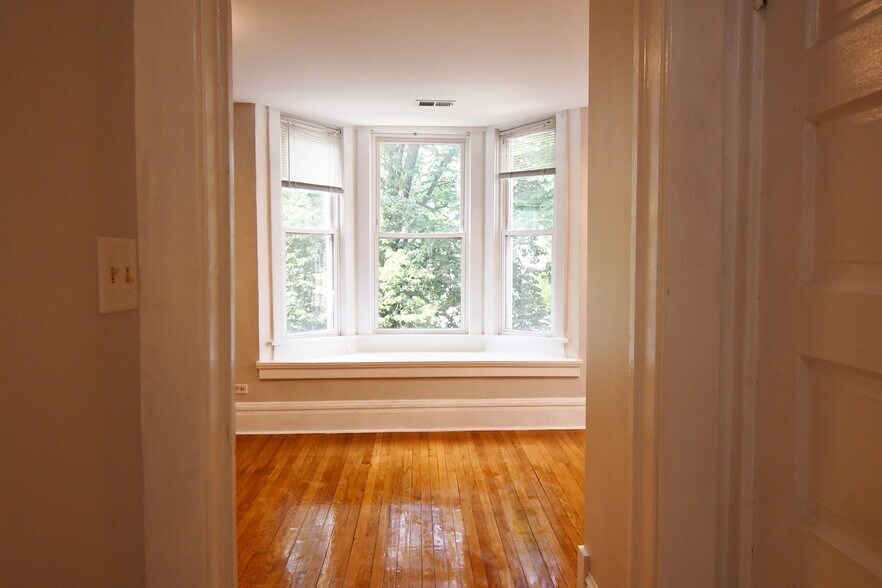 Primary Photo - 1835 W Addison St