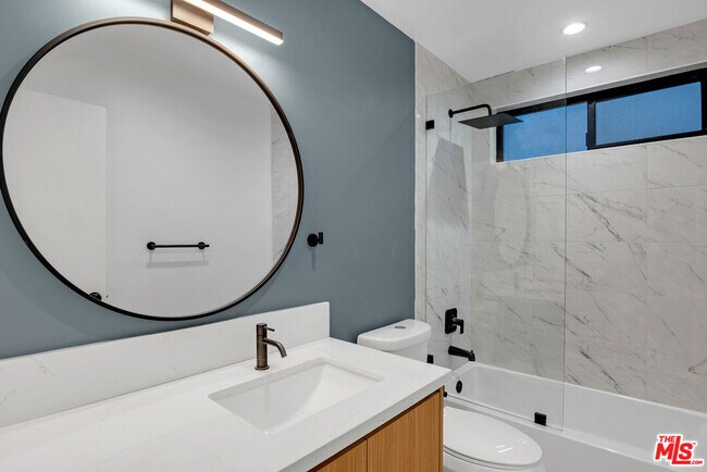 Building Photo - 950 Havenhurst Dr