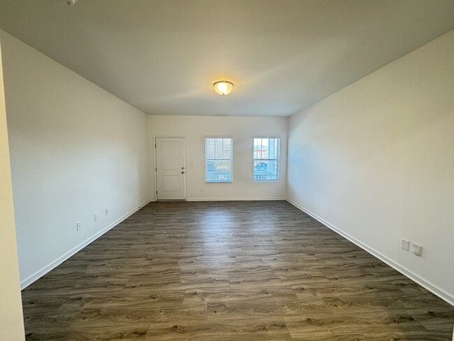 Building Photo - Two bedroom 2 1/2 bath townhome covered fr...