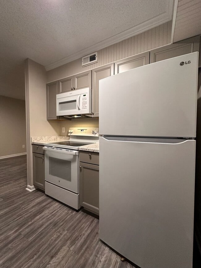 Building Photo - Convenient, in town living with garage!