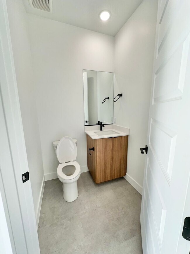 Building Photo - PET FRIENDLY!! HURRICANE TOWNHOME! END UNIT!