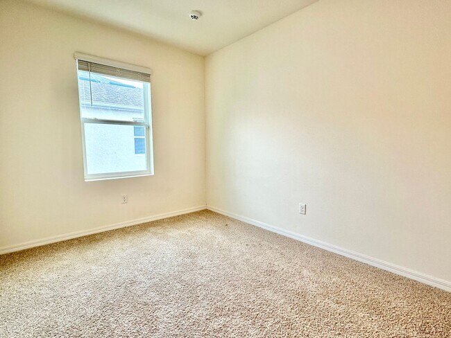 Building Photo - Fresh, modern & convenient 3Bedrooms/2.5Baths home in Daytona Beach!