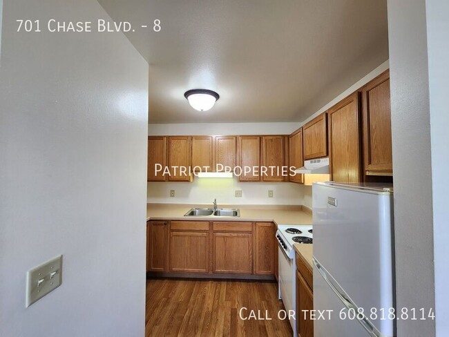 Building Photo - 1 bedroom/ 1 bath apartment in Sun Prairie...