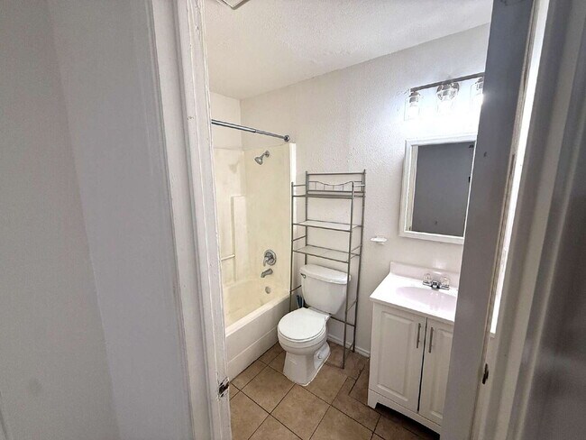 Building Photo - Move-In Ready 3BR/2BA: Updated Kitchen, New Light Fixtures & Fenced Yard