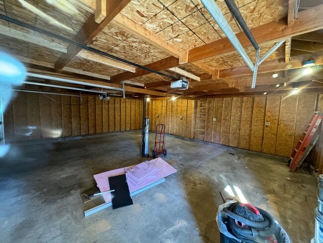 Building Photo - 3 bedroom, 2 bath House with 2 car detache...