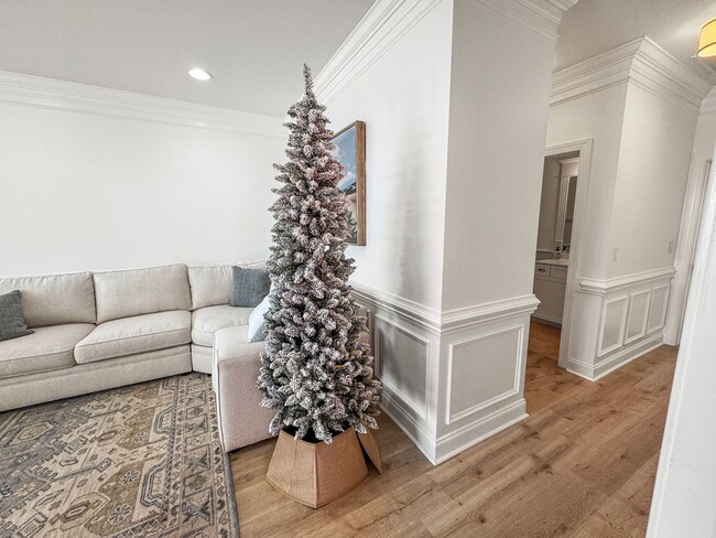 Building Photo - Fully Furnished Waterfront Elegance on Mai...