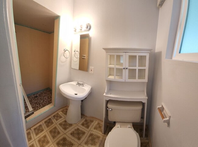 Building Photo - 4 bed 3 baths!  House ideally located close to campus, shopping, Bishop Peak