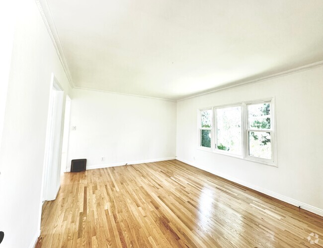 Building Photo - 2406 Edgewater Ter