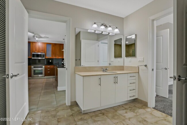 Building Photo - 1431 Riverplace Blvd