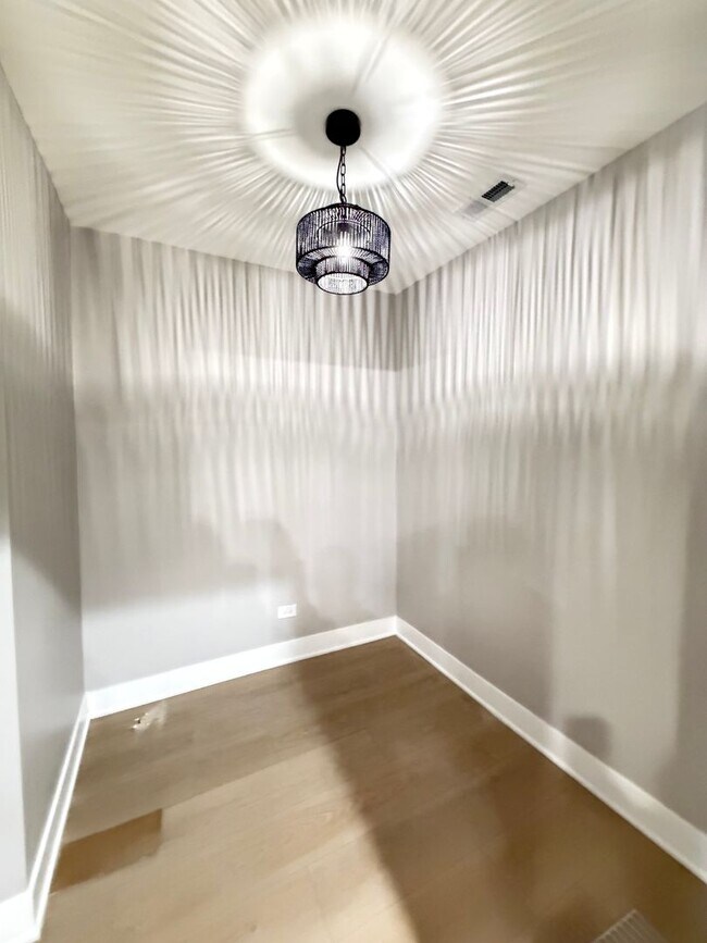 Building Photo - 6350 S St Lawrence Ave