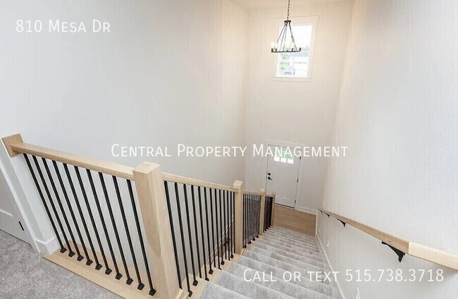 Building Photo - 810 SE Mesa Dr