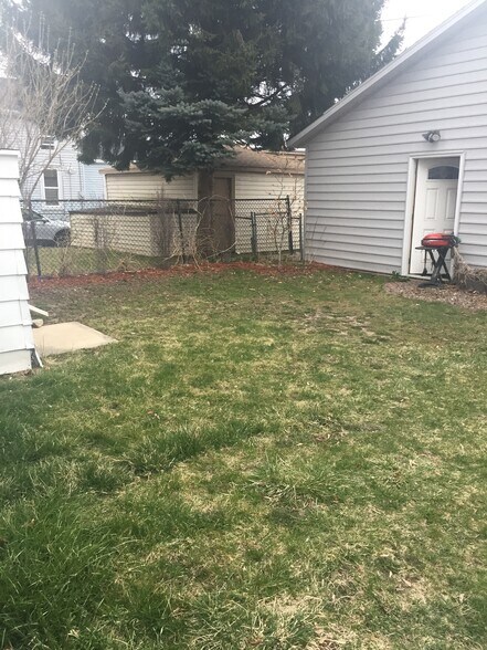 Building Photo - 1916 N Bartlett Ave