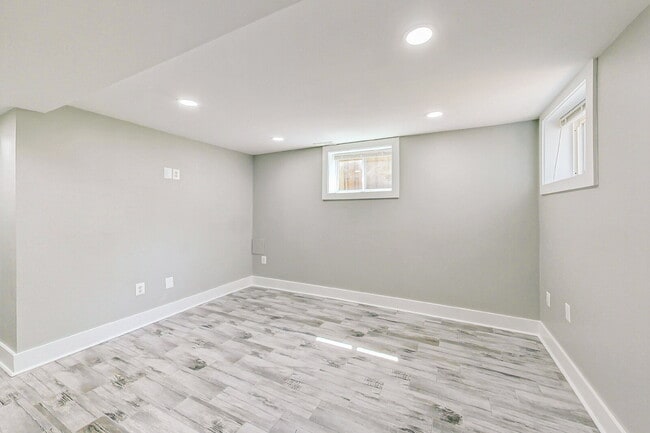 Building Photo - 1124 Owen Pl NE