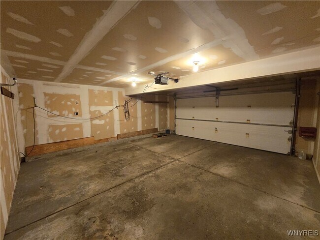 Building Photo - 161 Foxpoint W