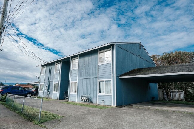 Building Photo - 688 Summer St