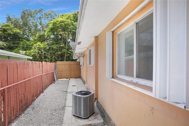 Building Photo - 1522 SW 30th St