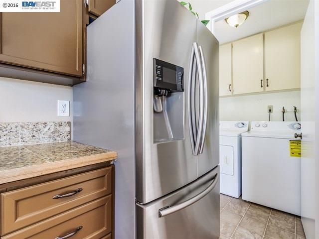 Building Photo - Park like end unit, move in condition with...