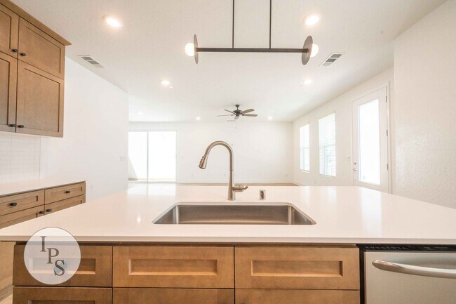 Building Photo - 2830 E Tamarind Dr