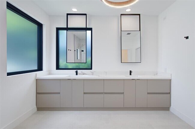 Building Photo - 2550 Jardin Terrace