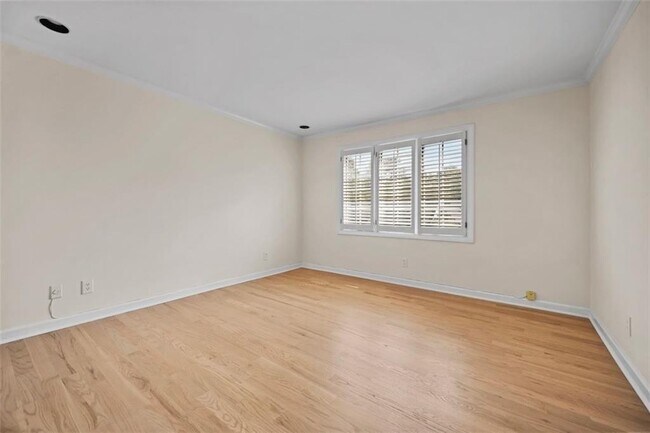 Building Photo - 11 Paces W Dr NW