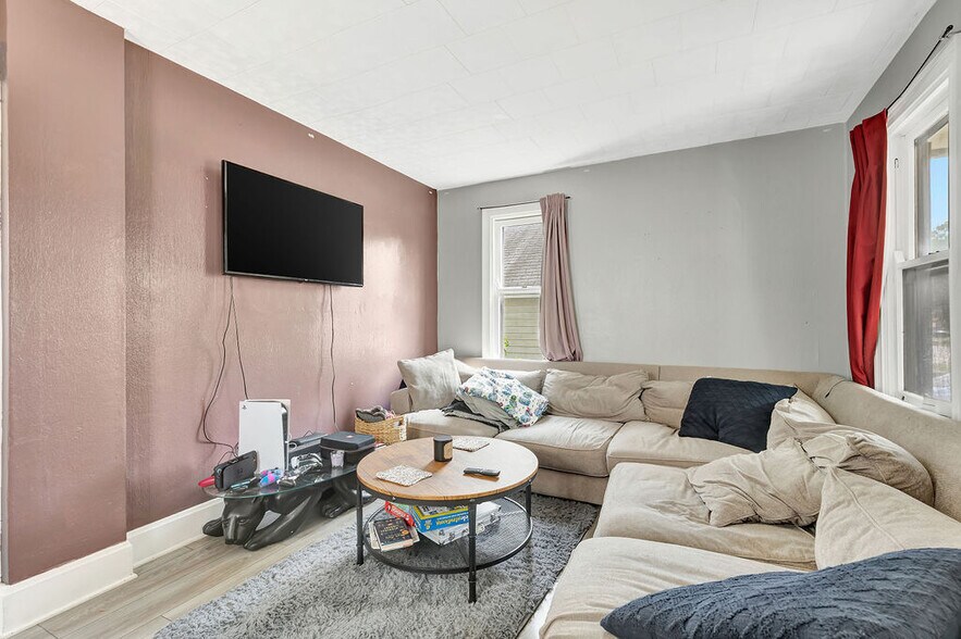 Building Photo - 3242 Stanhope Ave