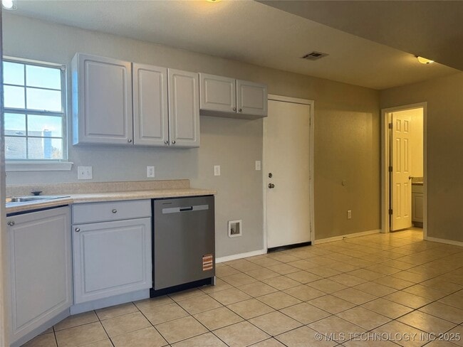 Building Photo - 14246 S Hickory St