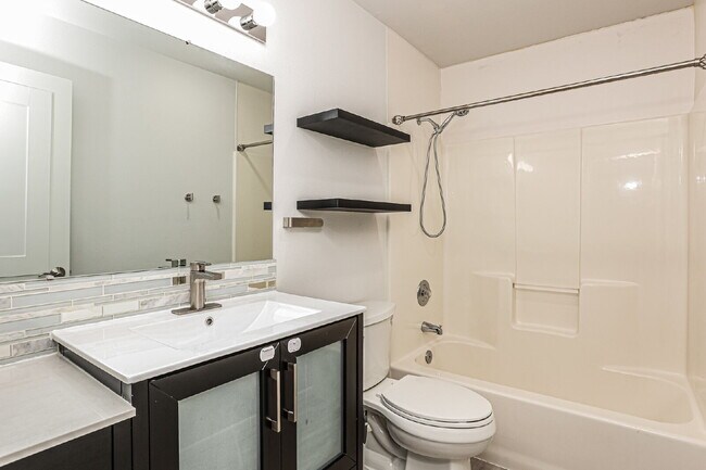 Building Photo - Top-Floor 3 Bed/2 Bath Condo with Silver Lake Views – Water/Sewer/Garbage Included! Available NOW...