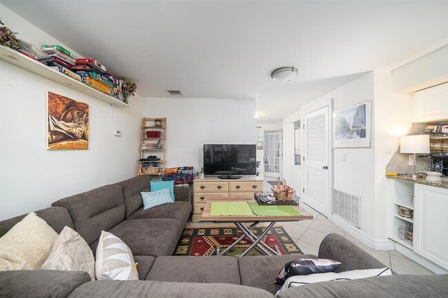 Building Photo - 313 4th St