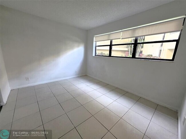 Building Photo - 2320 S Cypress Bend Dr