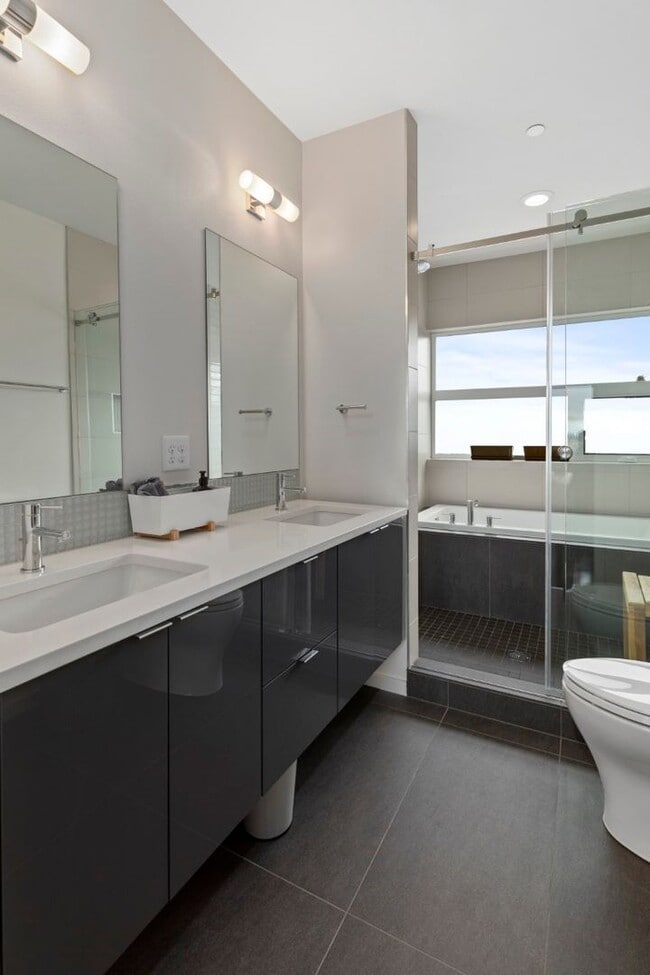 Building Photo - 3Bd/3Ba Seattle Townhouse