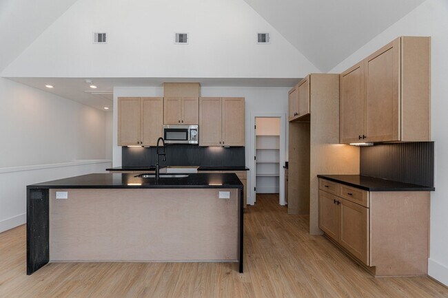 Building Photo - 7605 Victory Dr