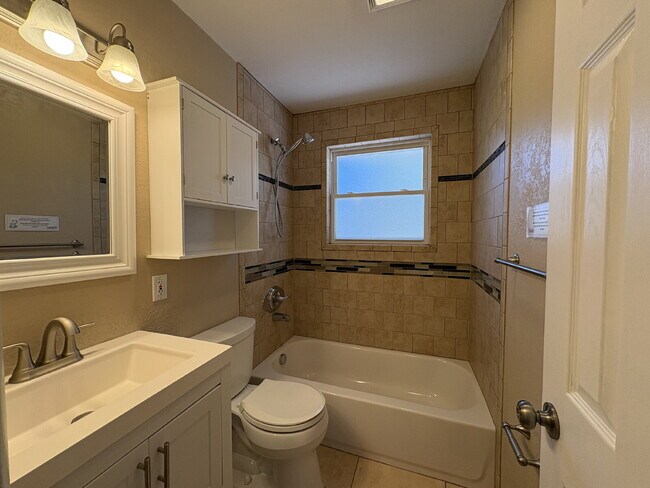 Building Photo - 1395 Hiawatha Dr
