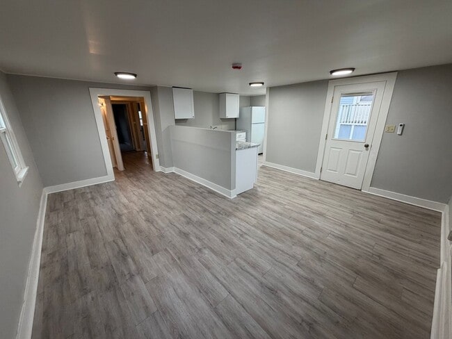 Building Photo - Newly Remodeled 1-Bed with Bonus Room