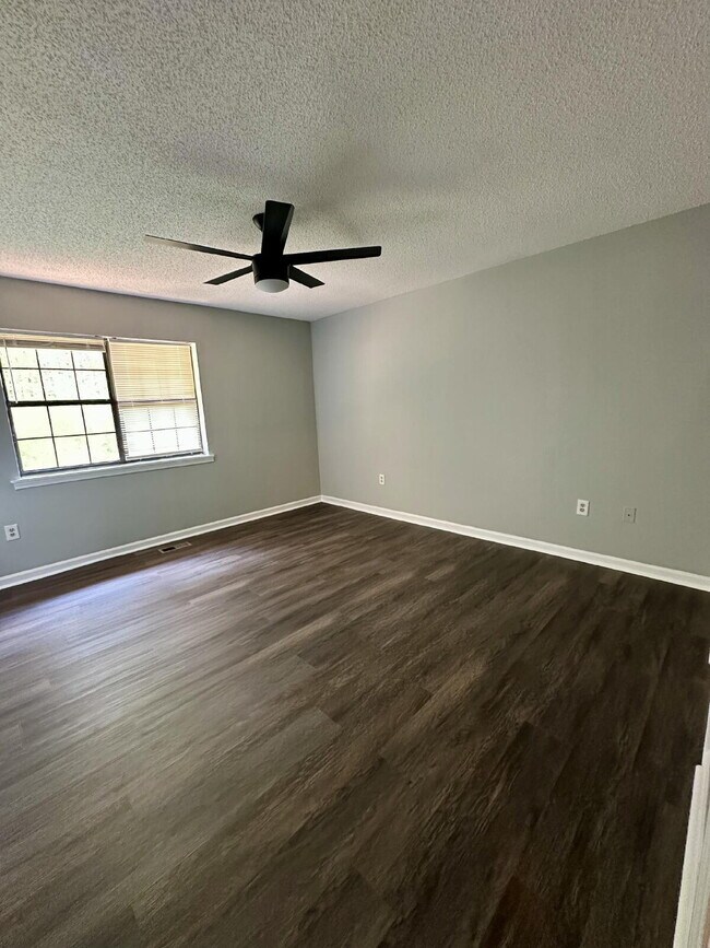 Building Photo - Move in Ready!