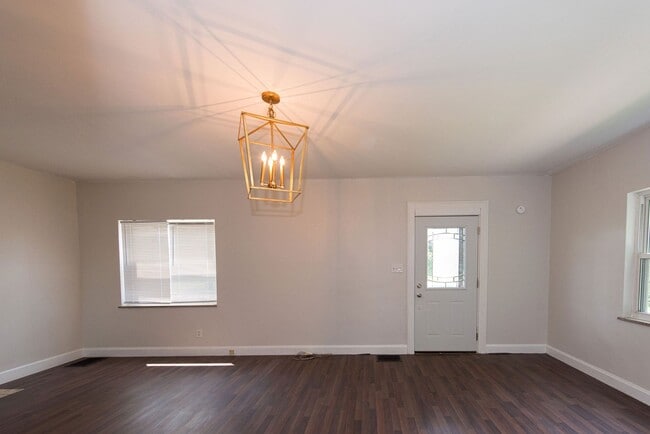 Building Photo - COVEDALE- 3 bedroom 1.5 bath Tudor with up...