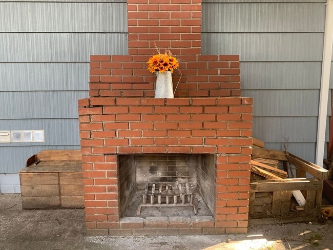 Building Photo - 541 Riverview Dr NW