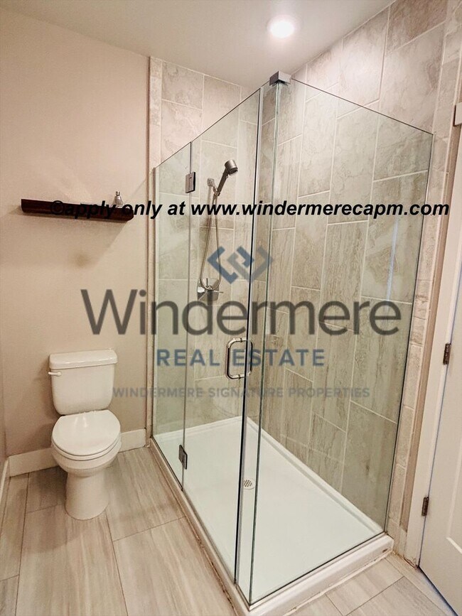 Building Photo - Gorgeous Rare MIDTOWN tri-level Modern home w/ Rooftop Patio!