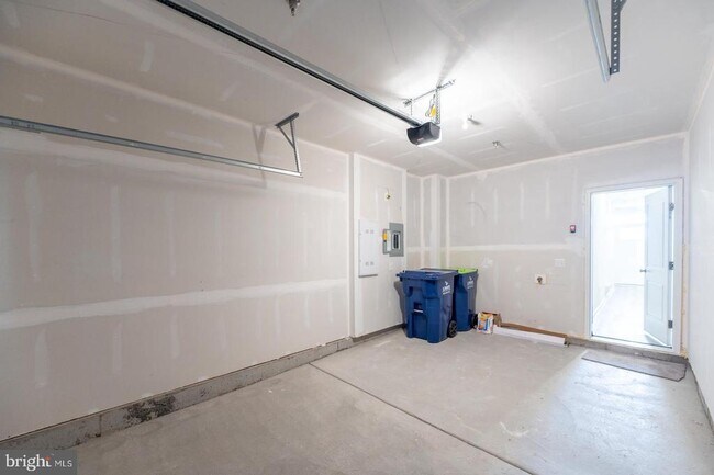 Building Photo - 715 Platinum Dr