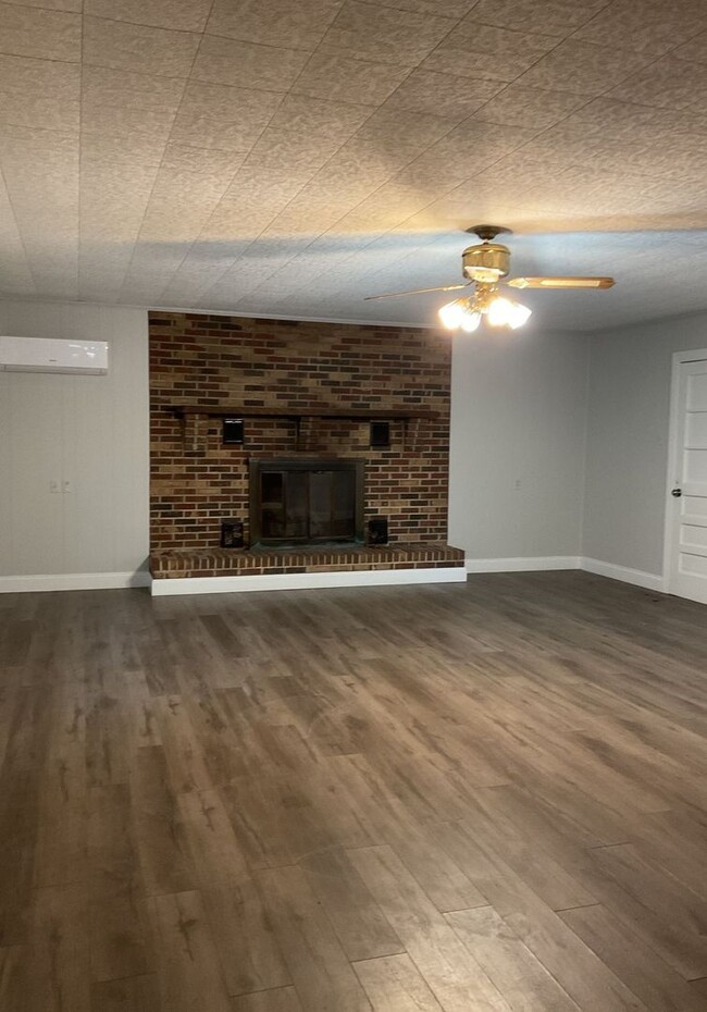 Building Photo - Available now!! Three bedroom, three full ...