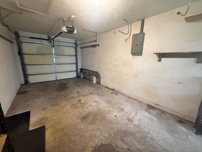 Building Photo - Charming 2 bedroom 1.5 bathroom home
