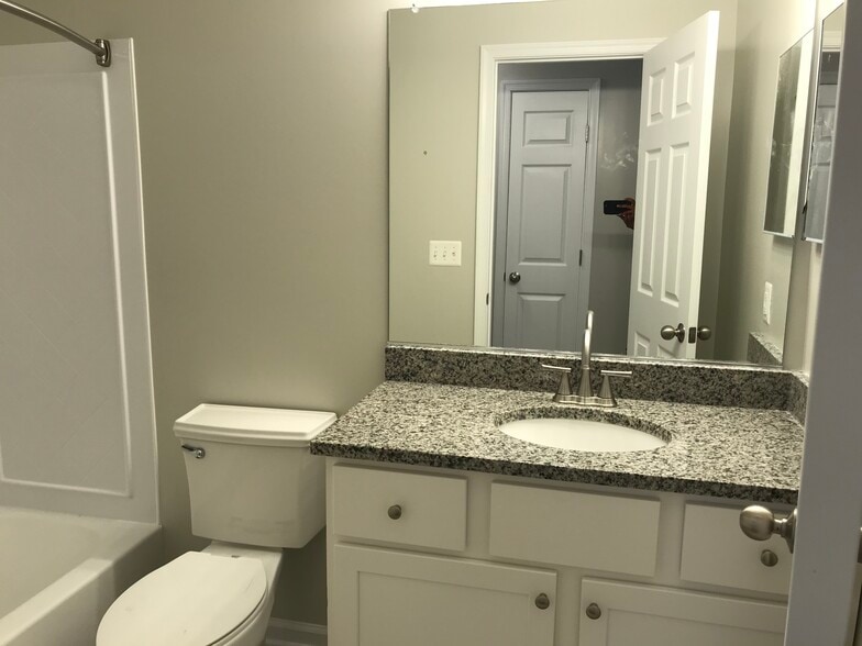 Shared Hall Bath - 6425 Richmond Hwy