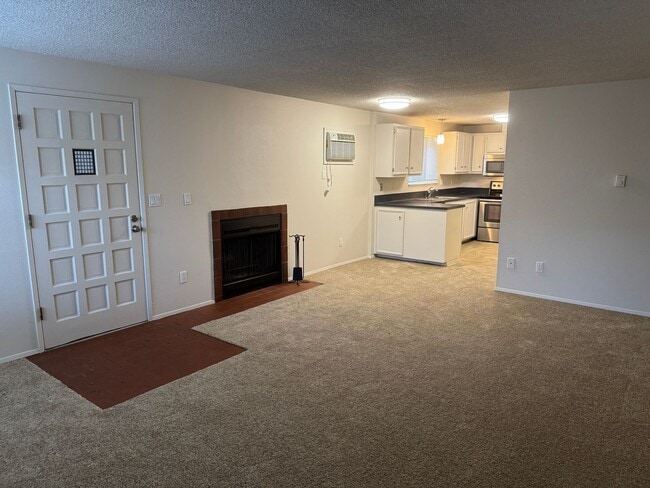 Building Photo - Spacious ground level 1br/1ba Apt with attached garage and washer/dryer in unit