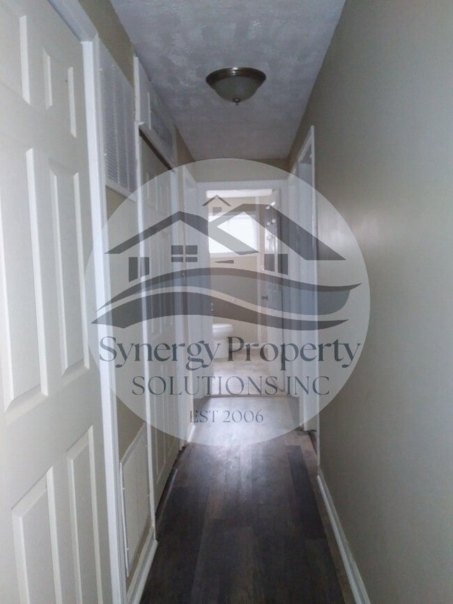 Building Photo - MADISON RANCH WITH 2 BATHS!