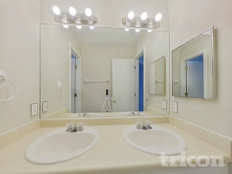 Building Photo - 8095 Oliver Rd