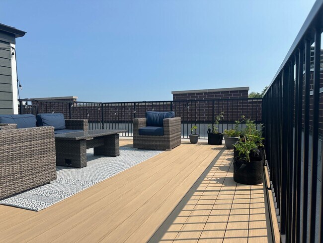 Building Photo - Pet Friendly 3 Bed 2 Bath Condo Quality in...