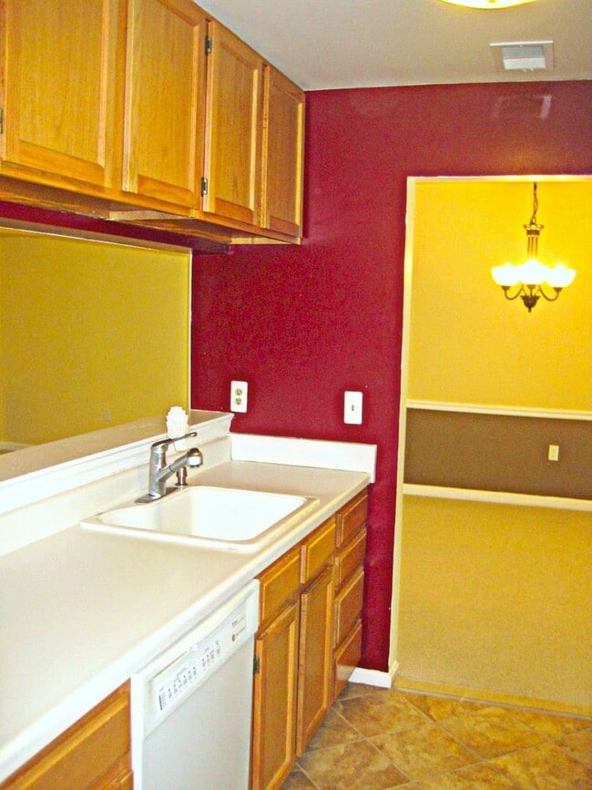 Building Photo - Top Floor Condo with Fireplace and Open Fl...